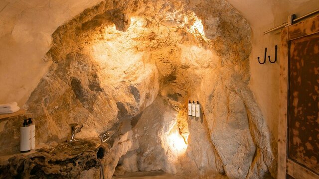 Amour troglodyte en Provence_Cotignac