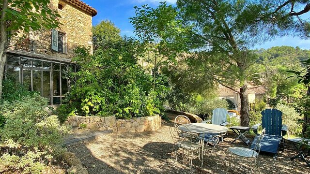 Amour troglodyte en Provence_Cotignac