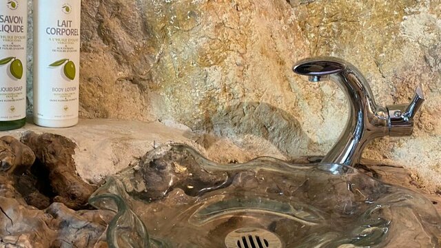 Amour troglodyte en Provence_Cotignac