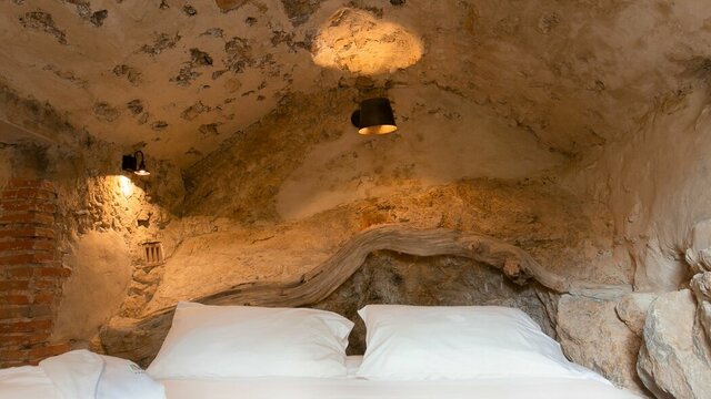 Amour troglodyte en Provence_Cotignac