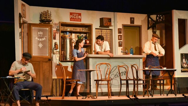 Femmes et hommes dans un bar typiquement provençal