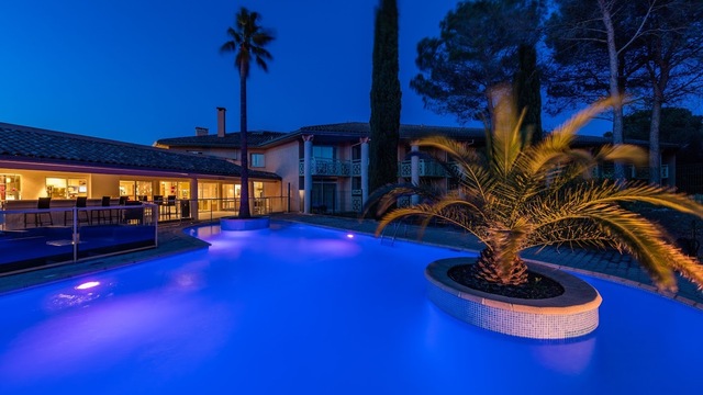La piscine by night