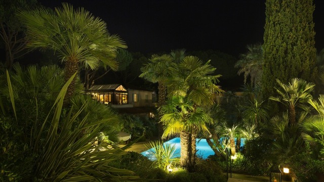 La piscine de l'hôtel by night